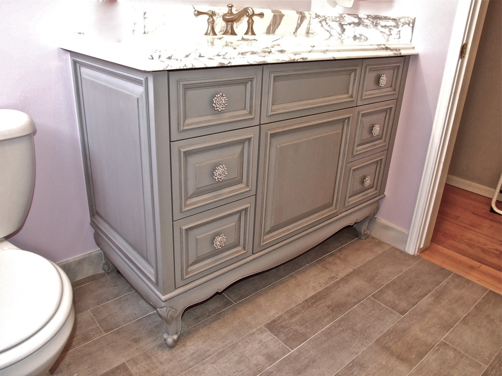 Inspiration for a mid-sized bathroom remodel in Los Angeles