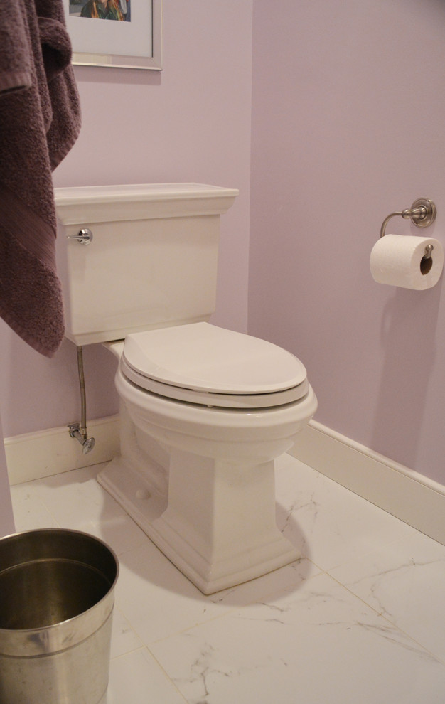 Idéer för mellanstora vintage badrum för barn, med ett undermonterad handfat, möbel-liknande, marmorbänkskiva, ett badkar i en alkov, en dusch/badkar-kombination, en toalettstol med hel cisternkåpa, vit kakel, stenkakel, lila väggar och marmorgolv