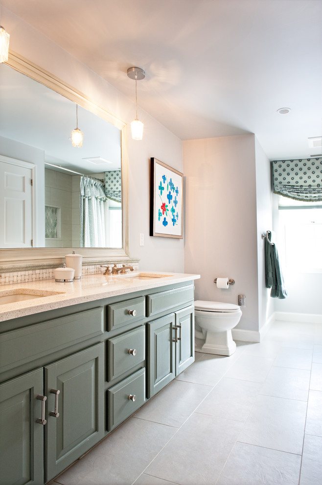 На фото: большая главная ванная комната в классическом стиле с фасадами с выступающей филенкой, зелеными фасадами, душем в нише, раздельным унитазом, белыми стенами, врезной раковиной, столешницей из гранита и полом из известняка с