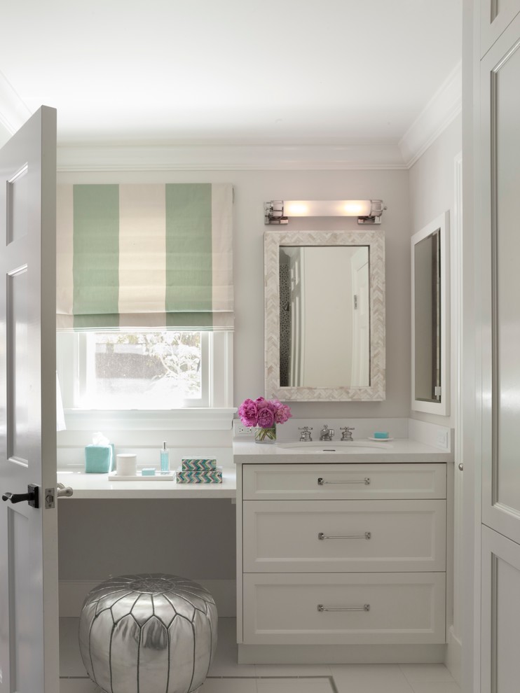 Пример оригинального дизайна: ванная комната в стиле неоклассика (современная классика) с белой столешницей
