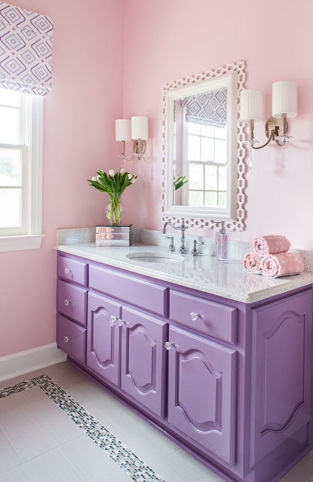 Exemple d'une salle de bain chic de taille moyenne pour enfant avec un mur rose, un placard avec porte à panneau surélevé, mosaïque, un plan de toilette en quartz modifié, un sol en carrelage de porcelaine et un lavabo encastré.