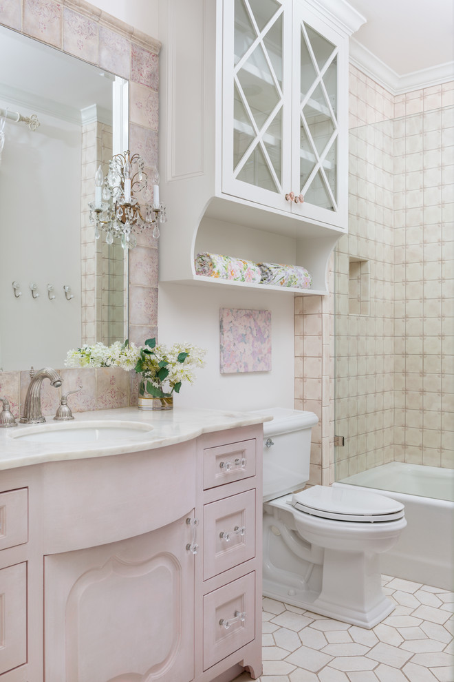 Exempel på ett vit vitt badrum med dusch, med luckor med infälld panel, ett badkar i en alkov, en dusch/badkar-kombination, beige kakel, ett undermonterad handfat och vitt golv