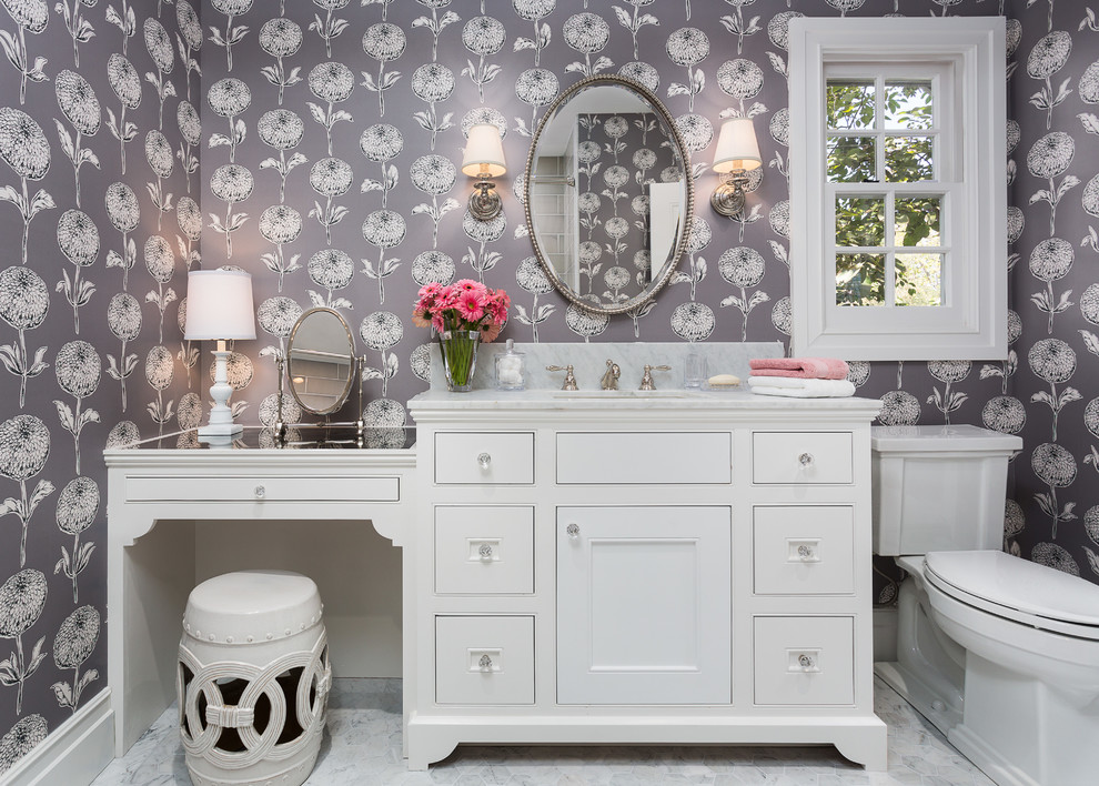 Foto på ett litet vintage badrum för barn, med ett undermonterad handfat, luckor med profilerade fronter, vita skåp, marmorbänkskiva, flerfärgade väggar och mosaikgolv