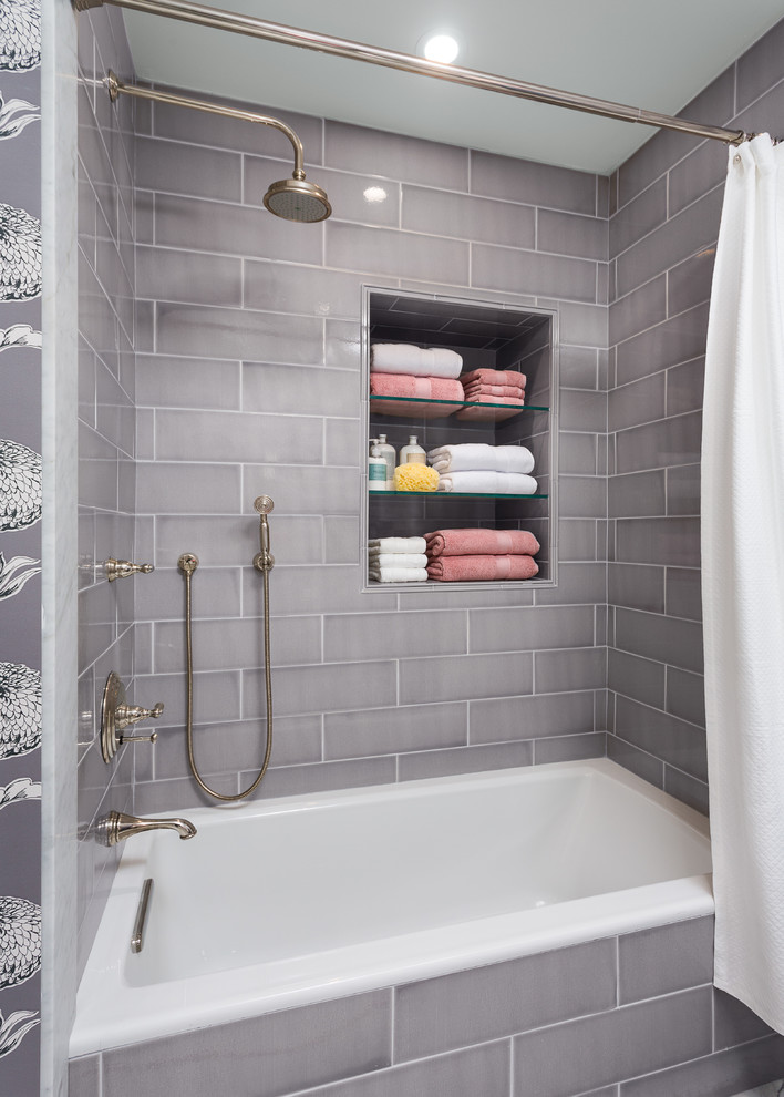 Cette image montre une petite salle d'eau traditionnelle avec un lavabo encastré, une baignoire en alcôve, un combiné douche/baignoire, un carrelage gris, des carreaux de céramique, un mur multicolore et un sol en marbre.