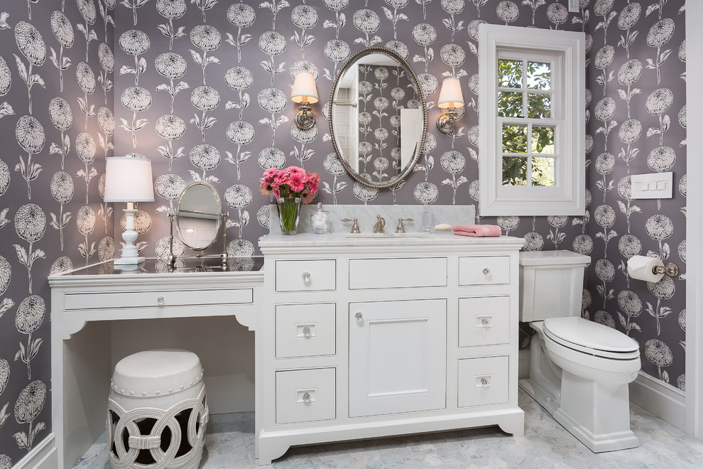 Immagine di una piccola stanza da bagno per bambini classica con lavabo sottopiano, ante con riquadro incassato, ante bianche, top in marmo, WC a due pezzi, piastrelle grigie, piastrelle a mosaico, pareti grigie e pavimento con piastrelle a mosaico
