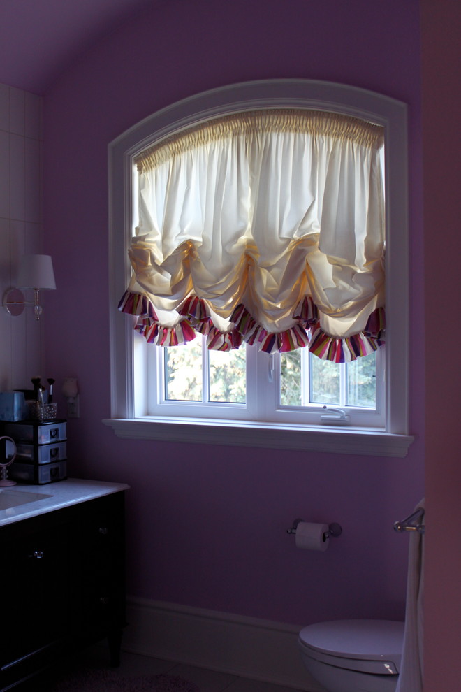 Пример оригинального дизайна: детская ванная комната среднего размера в стиле фьюжн с фасадами с выступающей филенкой, темными деревянными фасадами, столешницей из искусственного кварца, розовыми стенами и унитазом-моноблоком