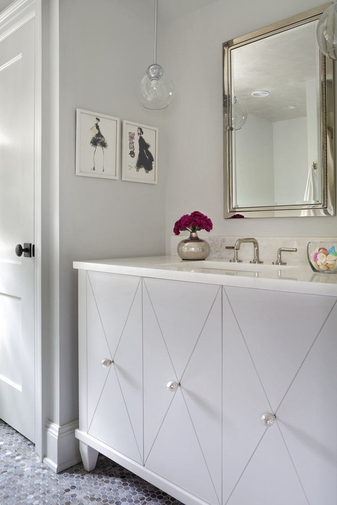 Bild på ett mellanstort vintage vit vitt badrum för barn, med släta luckor, grå skåp, grå kakel, vita väggar, marmorgolv, ett undermonterad handfat, marmorbänkskiva och grått golv