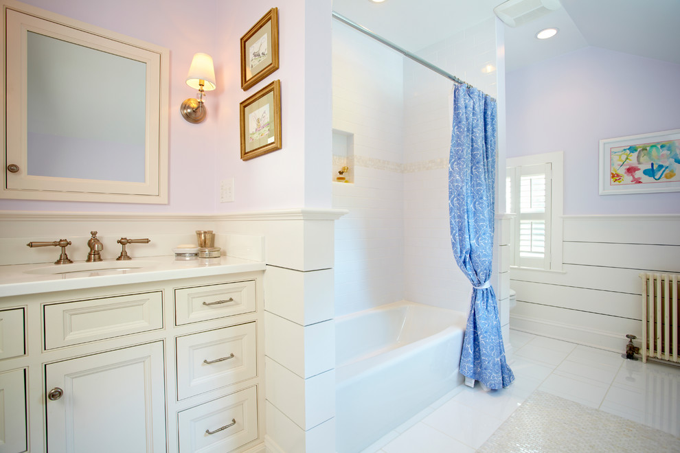 Стильный дизайн: ванная комната в классическом стиле с врезной раковиной, фасадами с утопленной филенкой, бежевыми фасадами, ванной в нише, душем над ванной и шторкой для ванной - последний тренд