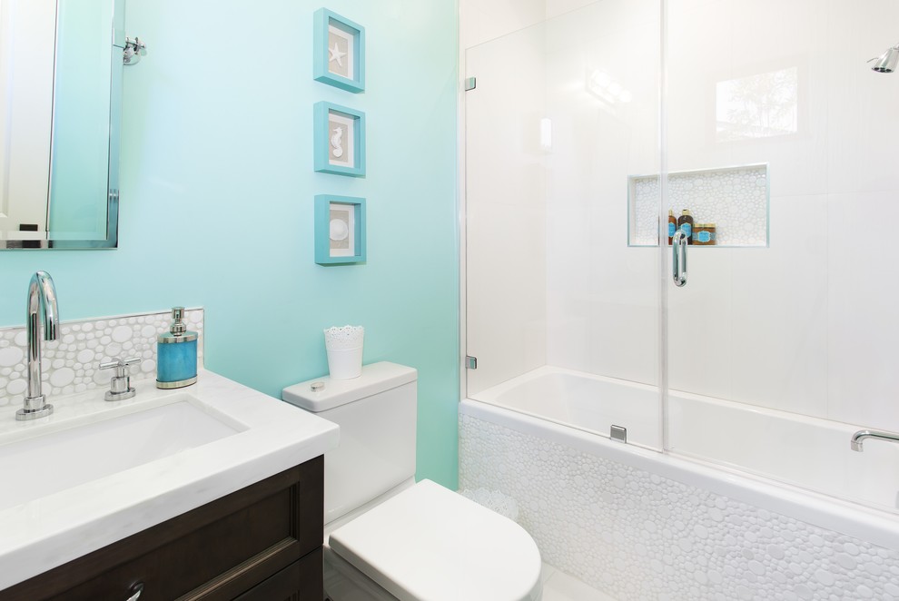 サンフランシスコにある地中海スタイルのおしゃれな浴室 (アンダーカウンター洗面器、濃色木目調キャビネット、アルコーブ型浴槽、シャワー付き浴槽	、白いタイル) の写真