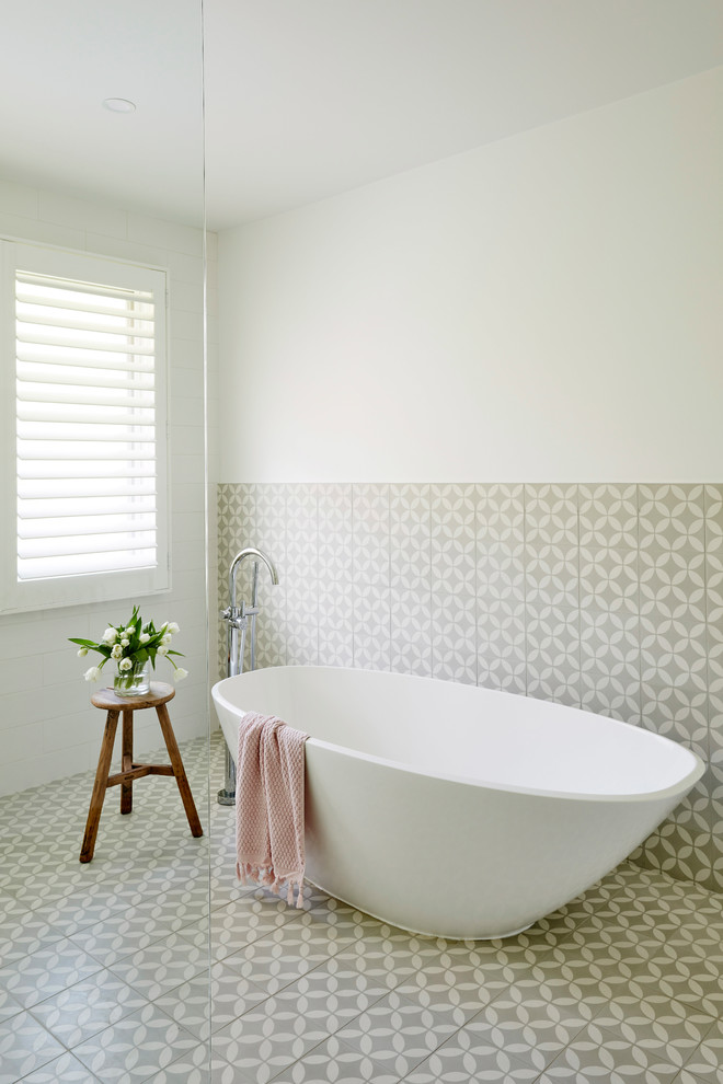 Idée de décoration pour une grande salle de bain design en bois brun avec une baignoire indépendante, un carrelage blanc, des carreaux de béton, un mur blanc, carreaux de ciment au sol, un plan de toilette en terrazzo et un sol gris.