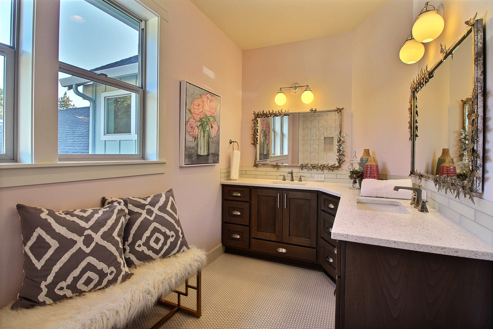 Cette photo montre une très grande salle de bain craftsman en bois foncé pour enfant avec un placard avec porte à panneau encastré, une baignoire indépendante, un combiné douche/baignoire, WC séparés, un carrelage blanc, des carreaux de céramique, un sol en carrelage de céramique, un lavabo encastré, un plan de toilette en quartz modifié, un mur rose, un sol blanc et une cabine de douche avec un rideau.