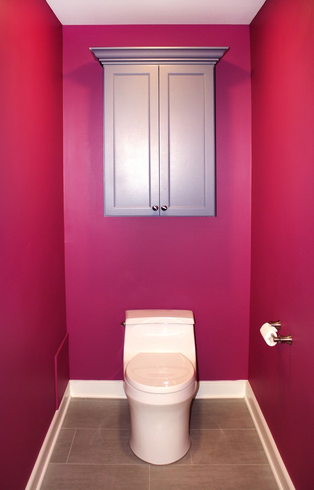 Пример оригинального дизайна: большой туалет в современном стиле с фасадами в стиле шейкер, серыми фасадами, унитазом-моноблоком, серой плиткой, керамогранитной плиткой, розовыми стенами, полом из керамогранита, врезной раковиной и столешницей из гранита
