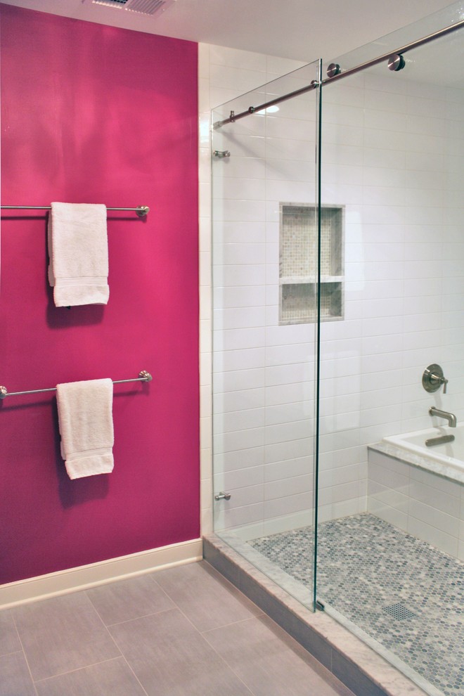Idées déco pour une grande salle de bain contemporaine pour enfant avec un placard à porte shaker, des portes de placard grises, un combiné douche/baignoire, WC à poser, un carrelage gris, des carreaux de porcelaine, un mur rose, un sol en carrelage de porcelaine, un lavabo encastré et un plan de toilette en granite.
