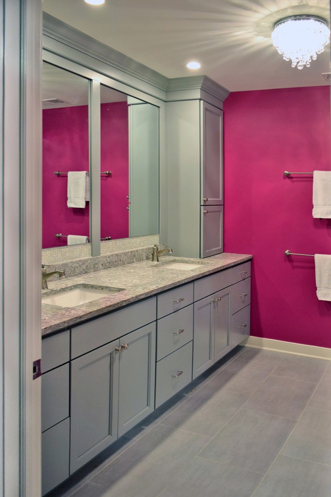 Inspiration pour une grande salle de bain design pour enfant avec un placard à porte shaker, des portes de placard grises, un combiné douche/baignoire, WC à poser, un carrelage gris, des carreaux de porcelaine, un mur rose, un sol en carrelage de porcelaine, un lavabo encastré et un plan de toilette en granite.