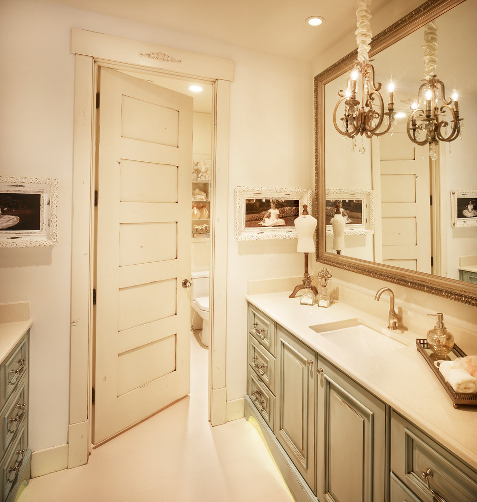 На фото: ванная комната в стиле шебби-шик с врезной раковиной, фасадами с выступающей филенкой, серыми фасадами, бежевой плиткой и бежевым полом с