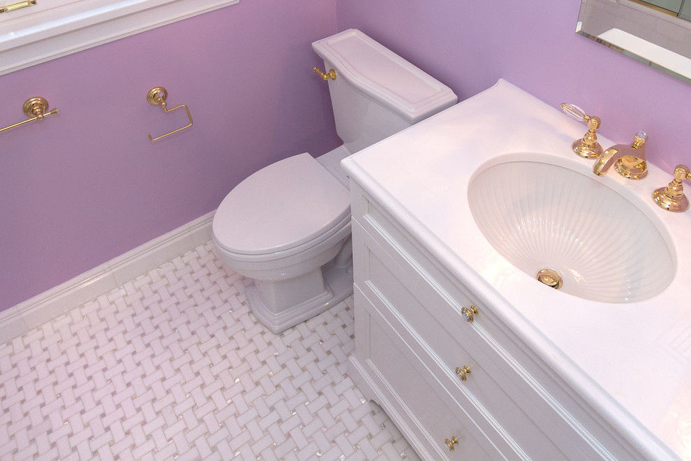 Bild på ett mellanstort vintage badrum med dusch, med luckor med profilerade fronter, vita skåp, en toalettstol med hel cisternkåpa, lila väggar, marmorgolv, ett undermonterad handfat och marmorbänkskiva