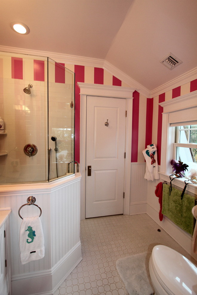 Modelo de cuarto de baño ecléctico con ducha empotrada