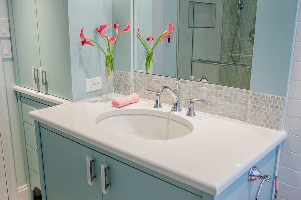 Idee per una stanza da bagno per bambini classica di medie dimensioni con consolle stile comò, ante blu, vasca da incasso, piastrelle multicolore, piastrelle in ceramica e top in superficie solida