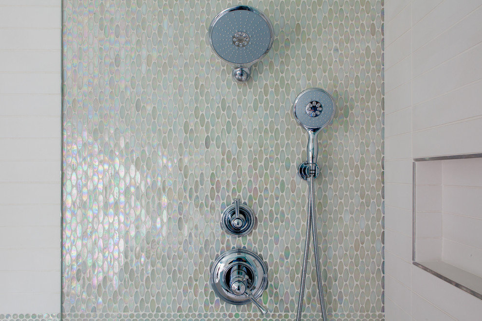 На фото: ванная комната среднего размера в стиле неоклассика (современная классика) с фасадами островного типа, серыми фасадами, полновстраиваемой ванной, открытым душем, инсталляцией, разноцветной плиткой, плиткой мозаикой, белыми стенами, полом из керамической плитки, врезной раковиной и стеклянной столешницей