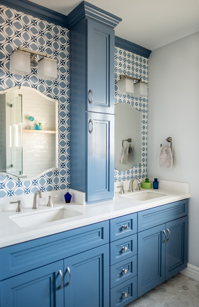 Идея дизайна: детская ванная комната среднего размера в стиле неоклассика (современная классика) с фасадами в стиле шейкер, синими фасадами, душем в нише, унитазом-моноблоком, белой плиткой, керамической плиткой, серыми стенами, мраморным полом, врезной раковиной, столешницей из искусственного кварца, серым полом и душем с распашными дверями