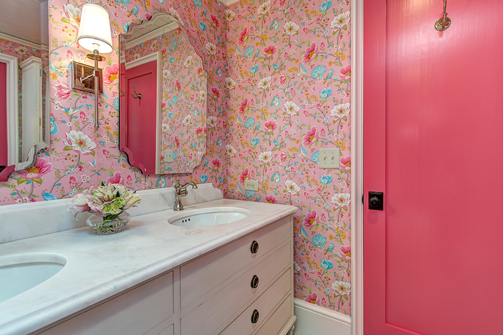 Пример оригинального дизайна: ванная комната в стиле кантри с бежевыми фасадами, розовыми стенами, врезной раковиной и плоскими фасадами