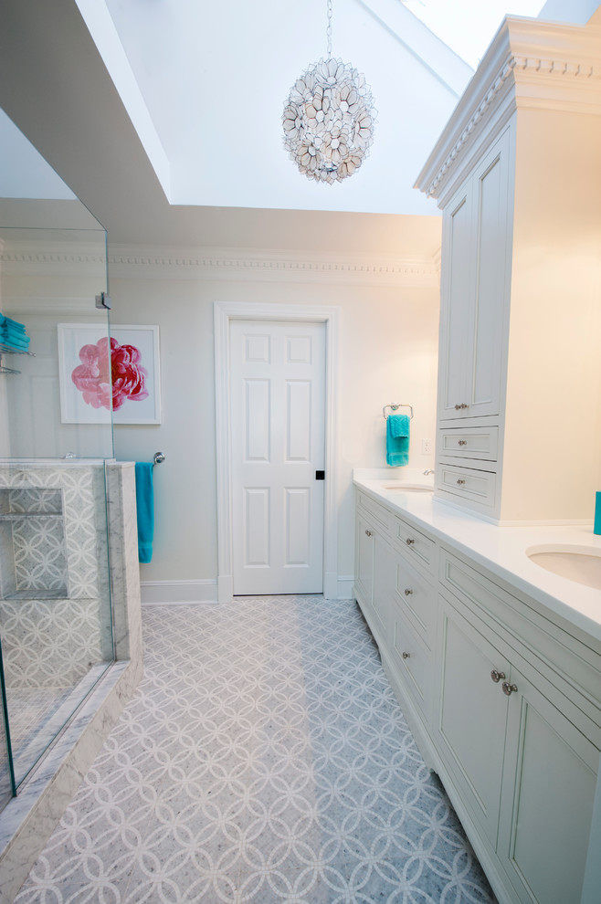 Idéer för ett mellanstort klassiskt badrum för barn, med luckor med infälld panel, vita skåp, en toalettstol med hel cisternkåpa, flerfärgad kakel, mosaik, vita väggar, mosaikgolv och ett undermonterad handfat