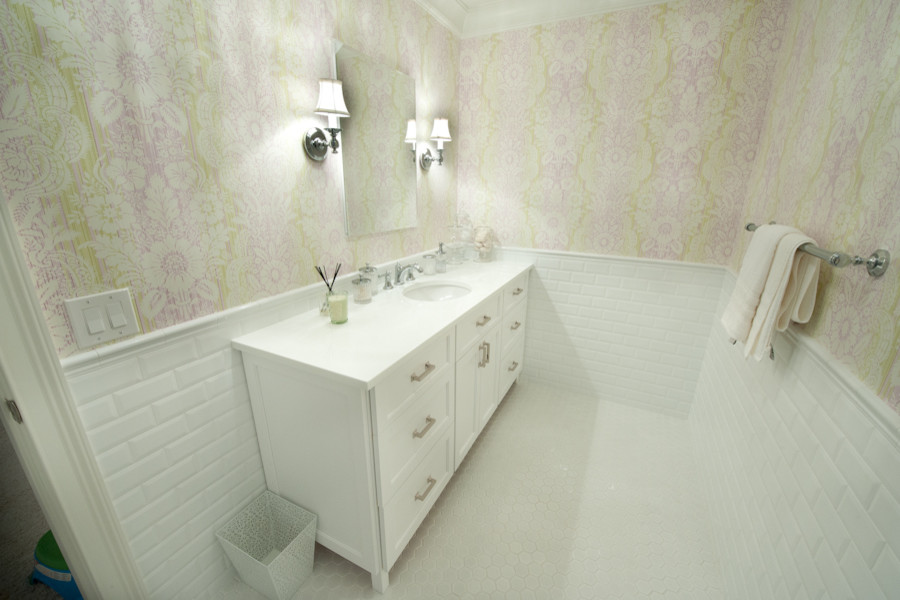 Modelo de cuarto de baño clásico renovado con lavabo bajoencimera, armarios estilo shaker, puertas de armario blancas, encimera de vidrio, bañera exenta, combinación de ducha y bañera, sanitario de una pieza, baldosas y/o azulejos blancos y baldosas y/o azulejos de cerámica