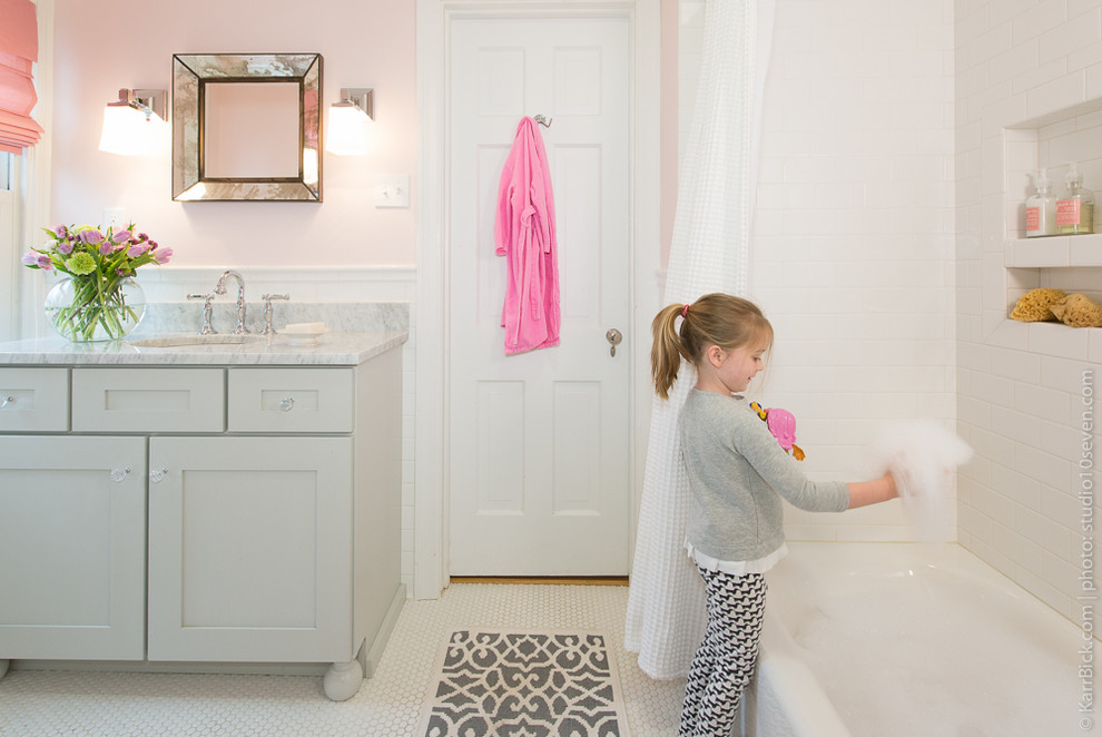 Стильный дизайн: ванная комната среднего размера в классическом стиле с фасадами с утопленной филенкой, белыми фасадами, ванной в нише, душем в нише, раздельным унитазом, белой плиткой, плиткой кабанчик, розовыми стенами, полом из керамической плитки, врезной раковиной и мраморной столешницей - последний тренд