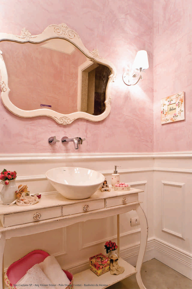 Inspiration för mellanstora shabby chic-inspirerade badrum med dusch, med luckor med lamellpanel, beige skåp, rosa kakel, ett konsol handfat och träbänkskiva