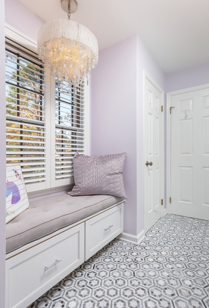 Exempel på ett mellanstort modernt badrum för barn, med skåp i shakerstil, vita skåp, en dusch/badkar-kombination, lila väggar, klinkergolv i keramik, ett undermonterad handfat och dusch med skjutdörr