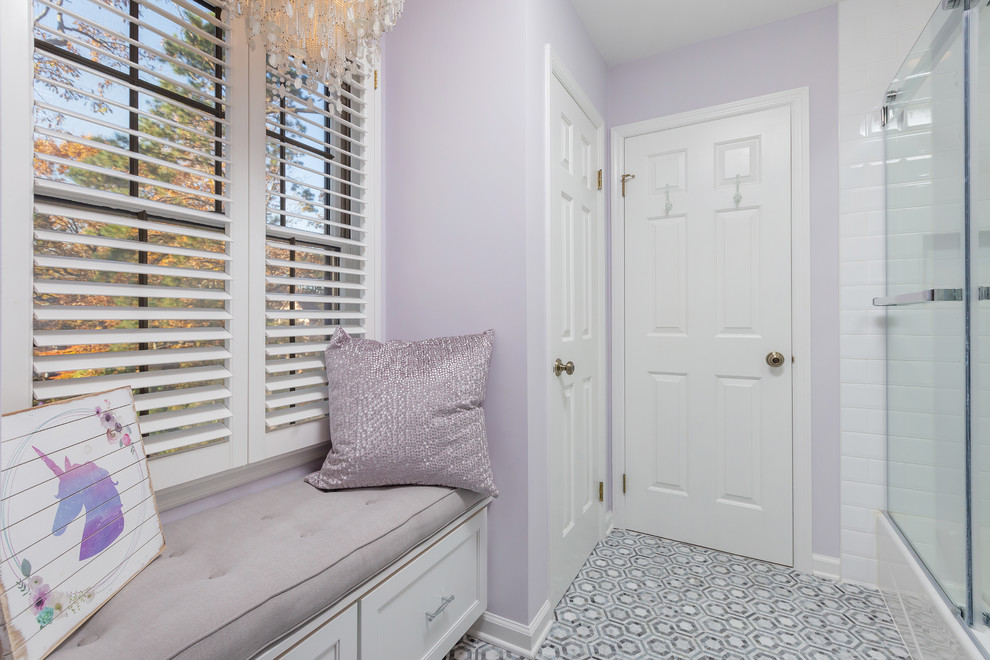 Idée de décoration pour une salle de bain design de taille moyenne pour enfant avec un placard à porte shaker, des portes de placard blanches, un combiné douche/baignoire, un mur violet, un sol en carrelage de céramique, un lavabo encastré et une cabine de douche à porte coulissante.