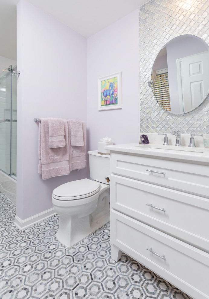 Источник вдохновения для домашнего уюта: детская ванная комната среднего размера в стиле неоклассика (современная классика) с белыми фасадами, душем над ванной, фиолетовыми стенами, полом из керамической плитки, врезной раковиной, душем с раздвижными дверями, фасадами с утопленной филенкой, плиткой мозаикой, серым полом и белой столешницей