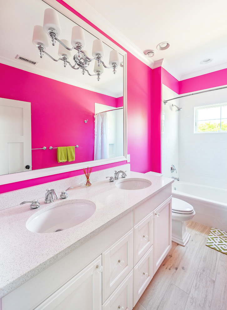 Стильный дизайн: ванная комната в морском стиле с белыми фасадами и розовыми стенами - последний тренд