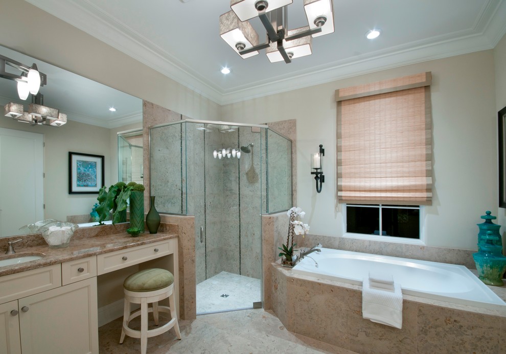 Foto di una stanza da bagno boho chic con lavabo sottopiano, ante con riquadro incassato, ante beige, vasca da incasso, doccia ad angolo e piastrelle beige