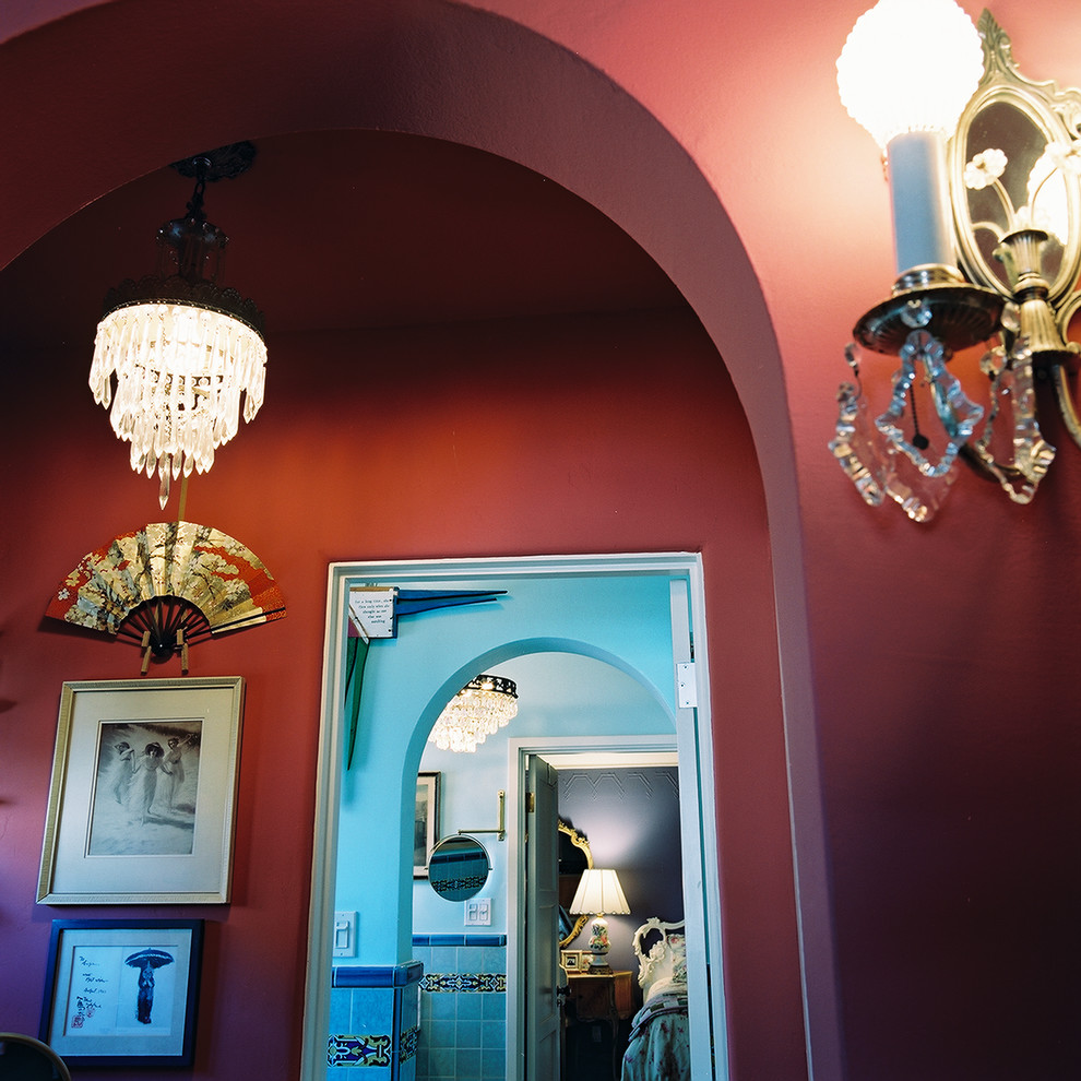На фото: ванная комната среднего размера в стиле фьюжн с синей плиткой, керамогранитной плиткой, красными стенами, душевой кабиной и мраморной столешницей