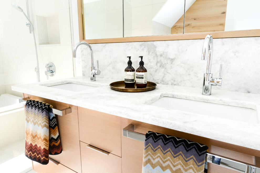 Идея дизайна: главная ванная комната в скандинавском стиле с плоскими фасадами, светлыми деревянными фасадами, накладной ванной, душем в нише, серой плиткой, столешницей из гранита, белыми стенами и врезной раковиной