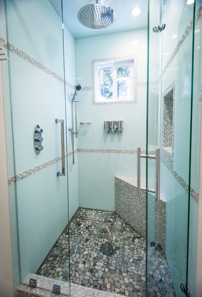 Immagine di una stanza da bagno design con doccia alcova e piastrelle di ciottoli