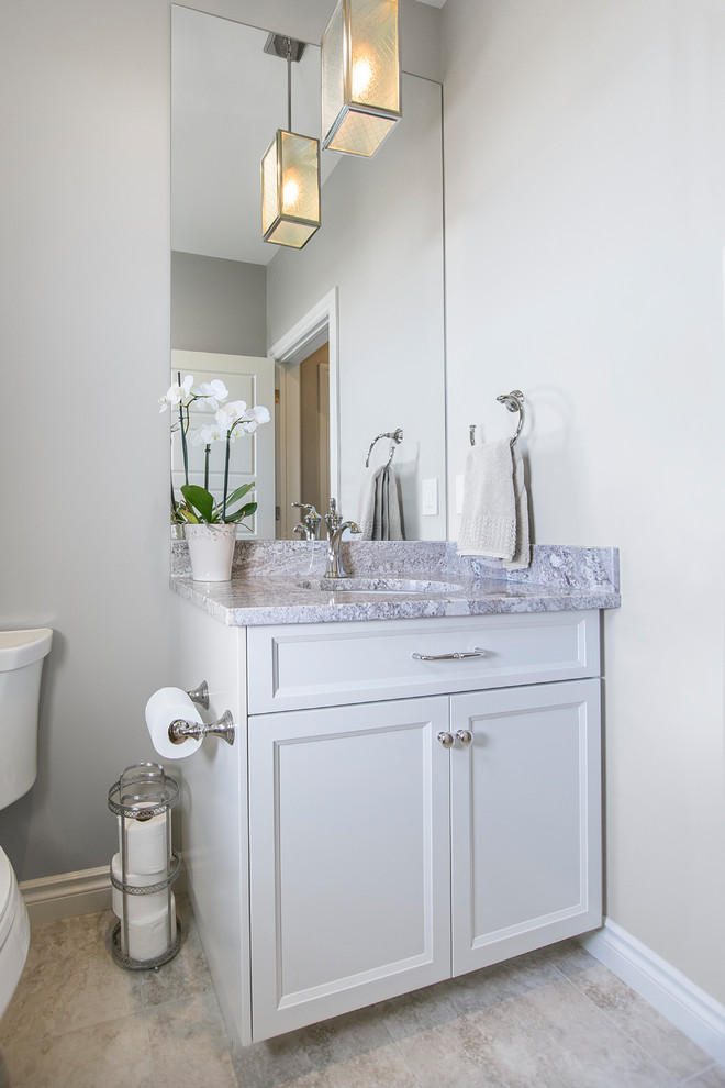 Idée de décoration pour une petite salle de bain tradition avec un placard à porte shaker, des portes de placard blanches, un lavabo encastré, un sol blanc et WC séparés.
