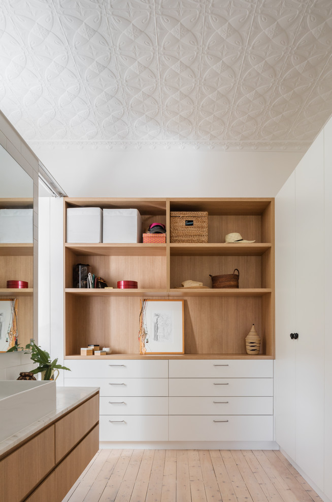 Modern inredning av ett mellanstort en-suite badrum, med möbel-liknande, skåp i ljust trä, vit kakel, keramikplattor, vita väggar, målat trägolv, ett konsol handfat, marmorbänkskiva och beiget golv