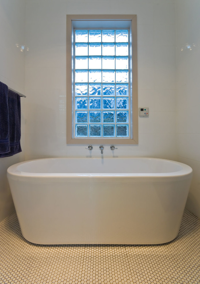 Modernes Badezimmer mit freistehender Badewanne, Eckdusche, weißen Fliesen, Porzellanfliesen, Mosaik-Bodenfliesen, Sockelwaschbecken und Falttür-Duschabtrennung in Sydney