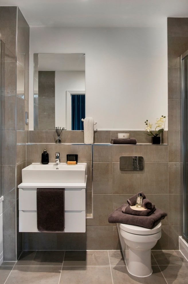 Пример оригинального дизайна: ванная комната в современном стиле с плоскими фасадами, белыми фасадами, унитазом-моноблоком, коричневой плиткой, белыми стенами, консольной раковиной, бежевым полом и белой столешницей