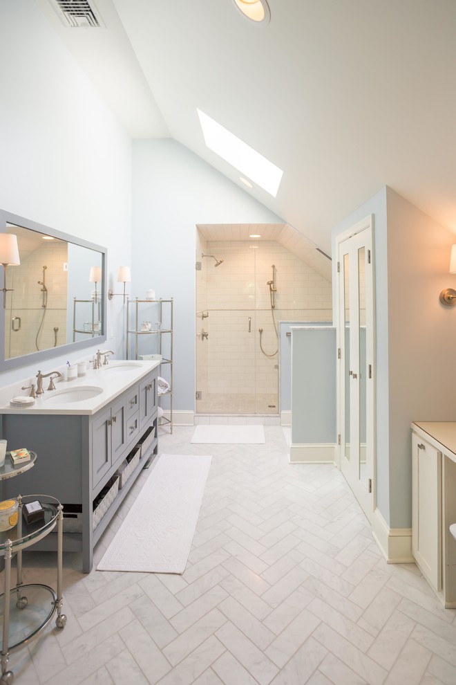 Стильный дизайн: большая главная ванная комната в стиле модернизм с фасадами в стиле шейкер, серыми фасадами, душем в нише, белой плиткой, плиткой кабанчик, синими стенами, полом из керамической плитки, врезной раковиной, столешницей из искусственного камня, белым полом и душем с распашными дверями - последний тренд