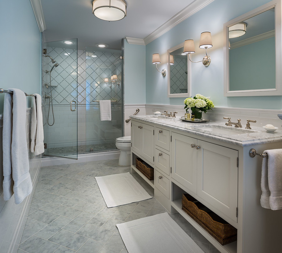 Idéer för vintage badrum, med luckor med infälld panel, vit kakel, stenkakel, marmorgolv, ett undermonterad handfat, marmorbänkskiva, grått golv och dusch med gångjärnsdörr