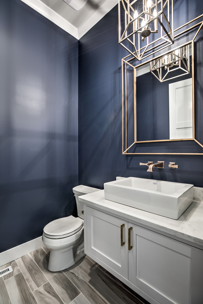 Idéer för ett stort lantligt badrum med dusch, med skåp i shakerstil, en toalettstol med separat cisternkåpa, vita skåp, blå väggar, mörkt trägolv, ett undermonterad handfat, bänkskiva i akrylsten och beiget golv