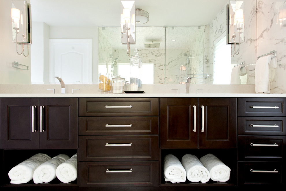 Пример оригинального дизайна: большая главная ванная комната в стиле неоклассика (современная классика) с фасадами с утопленной филенкой, темными деревянными фасадами, двойным душем, унитазом-моноблоком, белой плиткой, керамогранитной плиткой, серыми стенами, полом из керамогранита, врезной раковиной и столешницей из кварцита