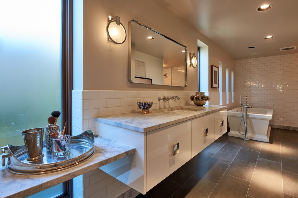 Idéer för ett stort retro en-suite badrum, med släta luckor, vita skåp, ett fristående badkar, en dubbeldusch, vit kakel, keramikplattor, vita väggar, klinkergolv i porslin, ett undermonterad handfat och marmorbänkskiva