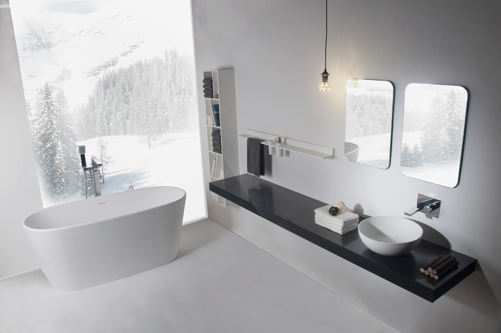 Свежая идея для дизайна: главная ванная комната в современном стиле с отдельно стоящей ванной и столешницей из искусственного камня - отличное фото интерьера