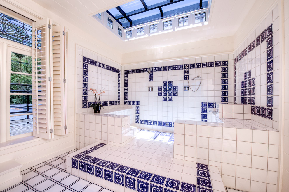 Idee per una stanza da bagno padronale minimalista di medie dimensioni con ante grigie, doccia aperta, piastrelle bianche, pareti bianche e pavimento in gres porcellanato