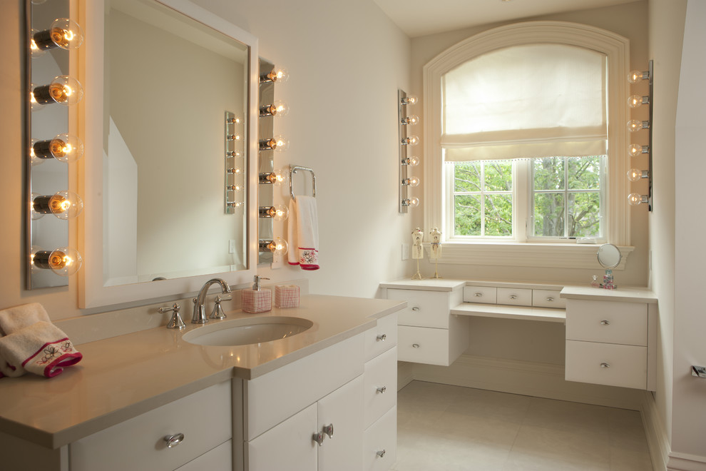 Idéer för stora vintage en-suite badrum, med släta luckor, vita skåp, beige väggar, ett undermonterad handfat, bänkskiva i kvarts och beiget golv