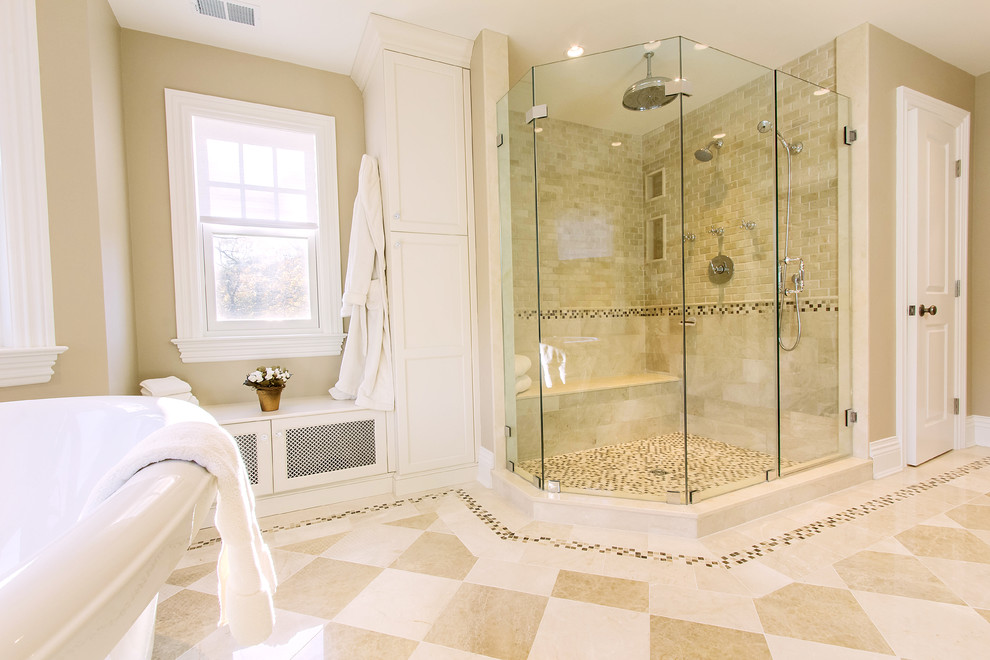 Cette photo montre une grande douche en alcôve principale chic avec un plan de toilette en marbre, une baignoire indépendante, un sol en carrelage de porcelaine et un carrelage beige.